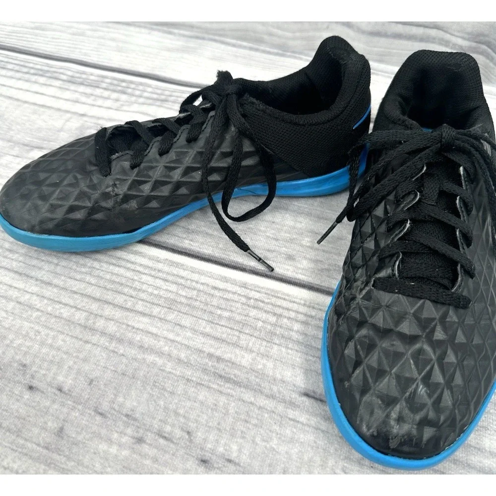 NIKE TIEMPO LEGEND 8 FIRM GROUND INDOOR SOCCER SHOES Youth Size 4 BLACK / BLUE‎